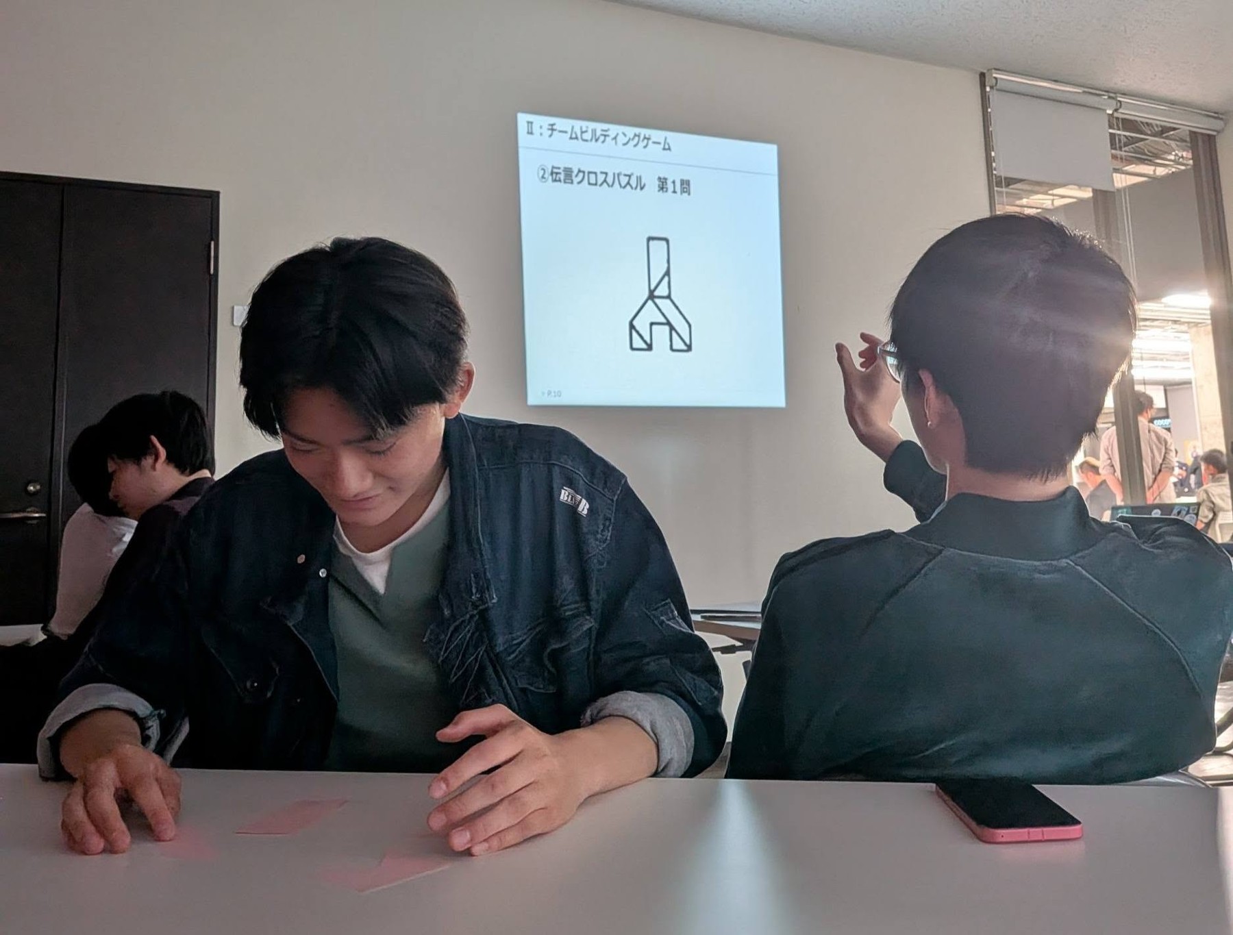 みんなと、みなと。第1回で、参加者が紙に書き込みながら対話する様子