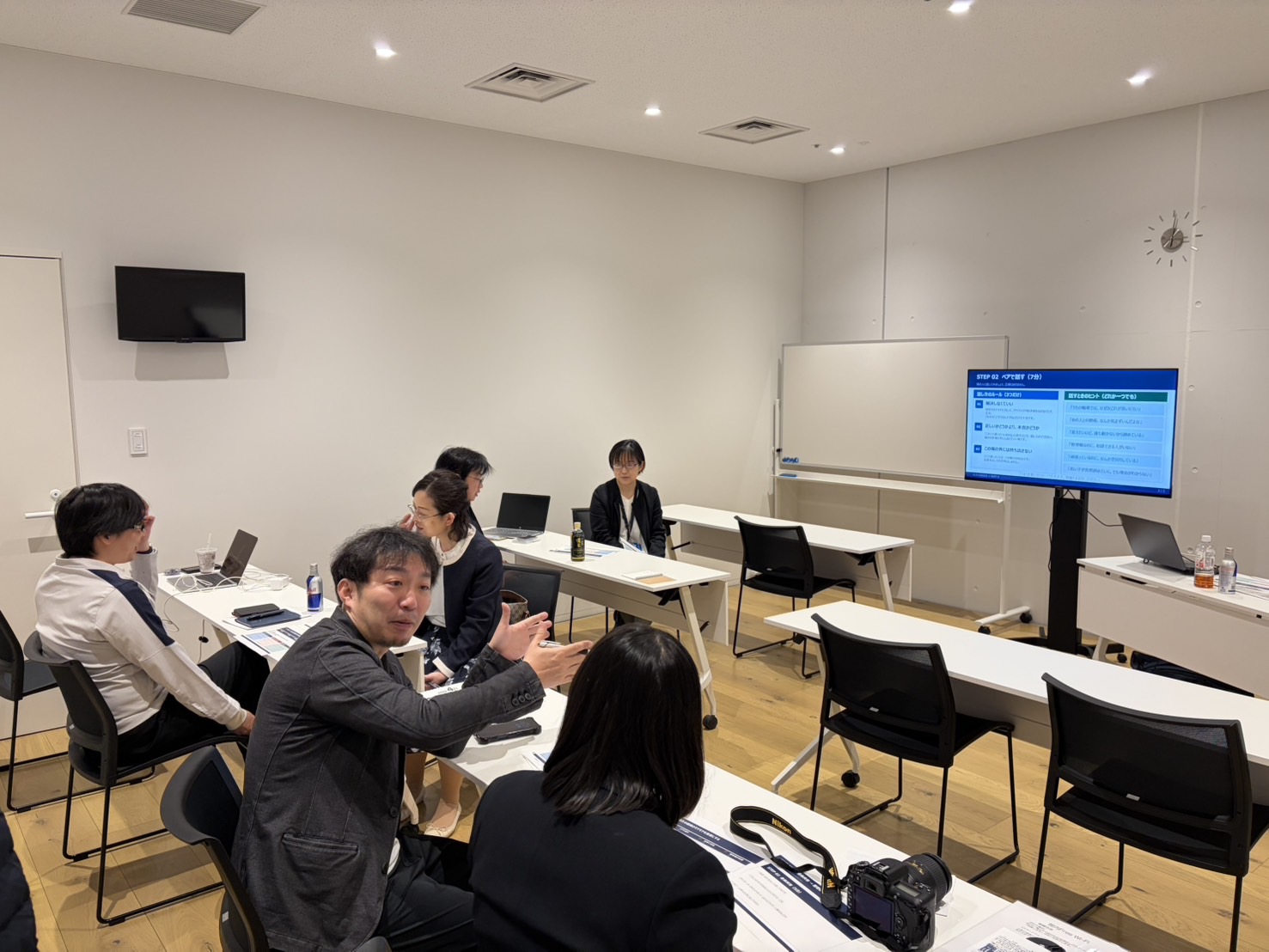 対話×AIセミナーで、参加者同士が向き合って話し合う様子