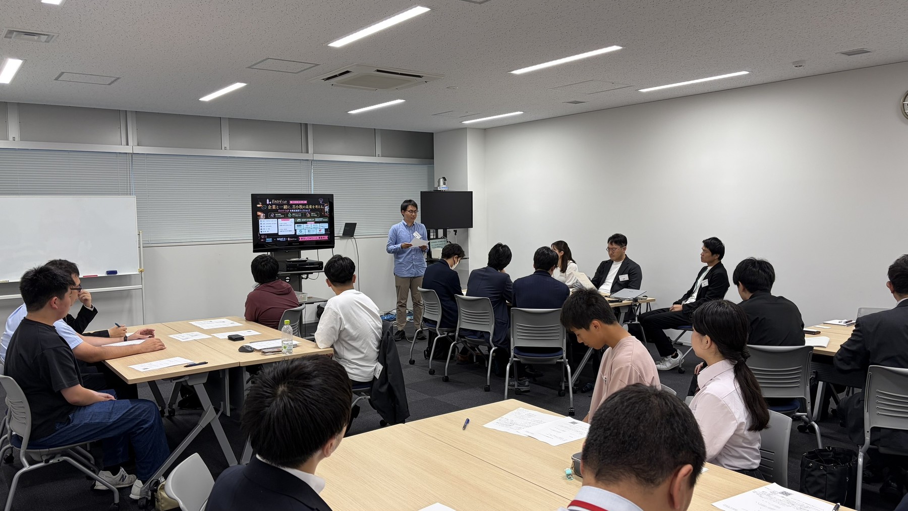 地域企業と学生が参加するワークショップ