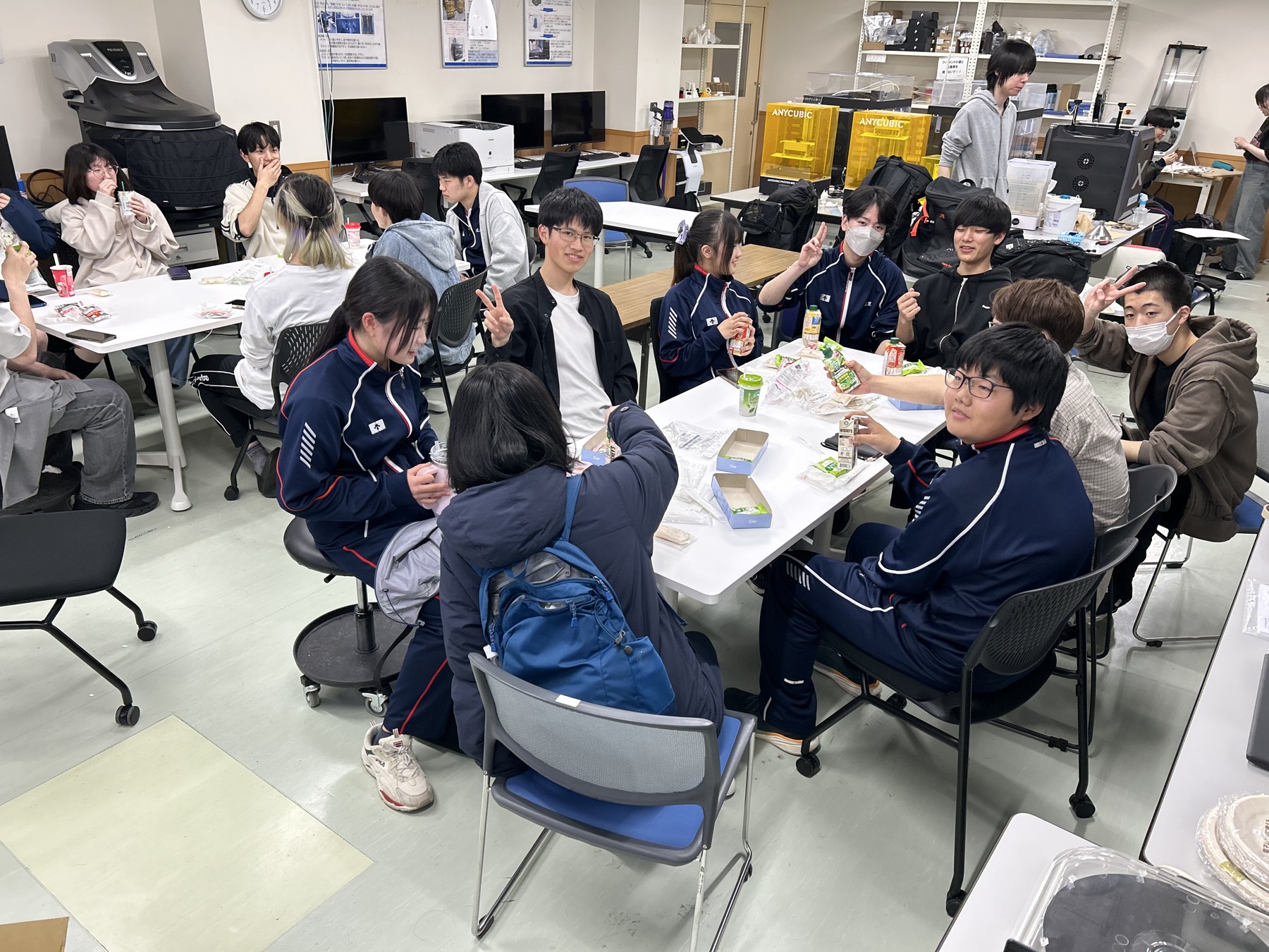 アントレCafe第1回で、学生が飲み物やスイーツを囲んで交流する様子