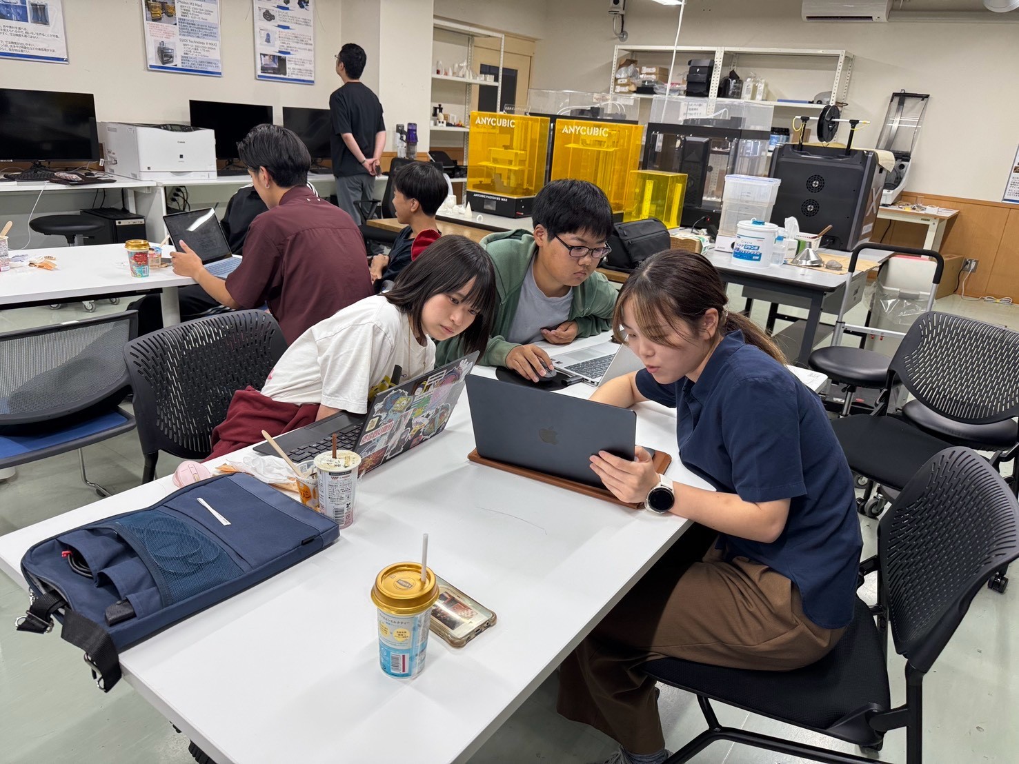 アントレCafe第7回で、参加者がパソコンを囲んでAI活用に取り組む様子