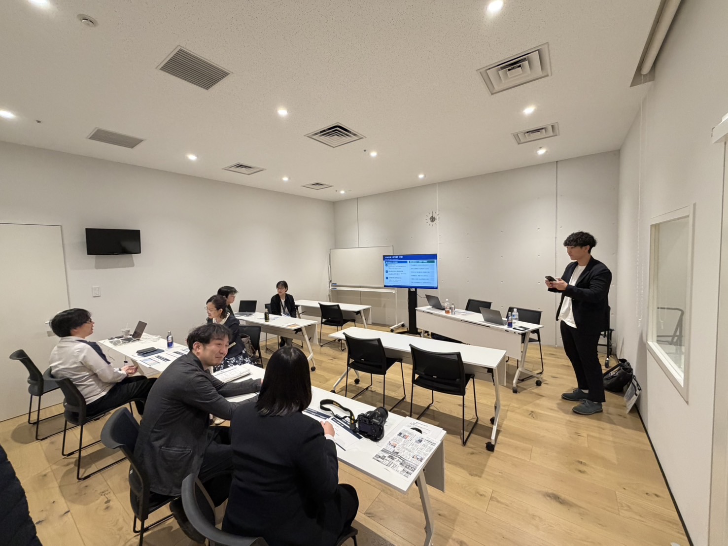 対話×AIセミナーで、登壇者と参加者が会場で対話に取り組む様子